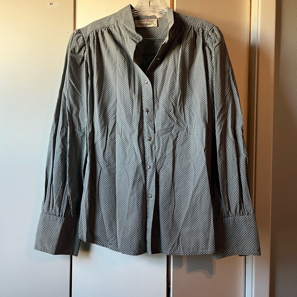 Elegant Women's Button Down Shirt in Gray